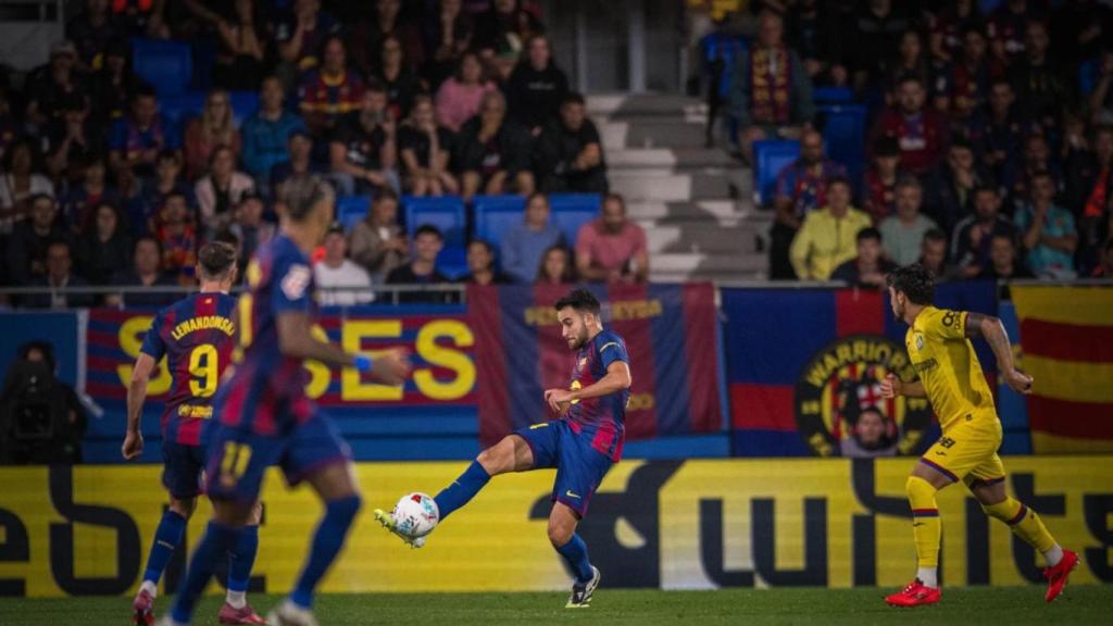 Éric García pasa el balón durante el Barça-Getafe en el Estadi Johan Cruyff