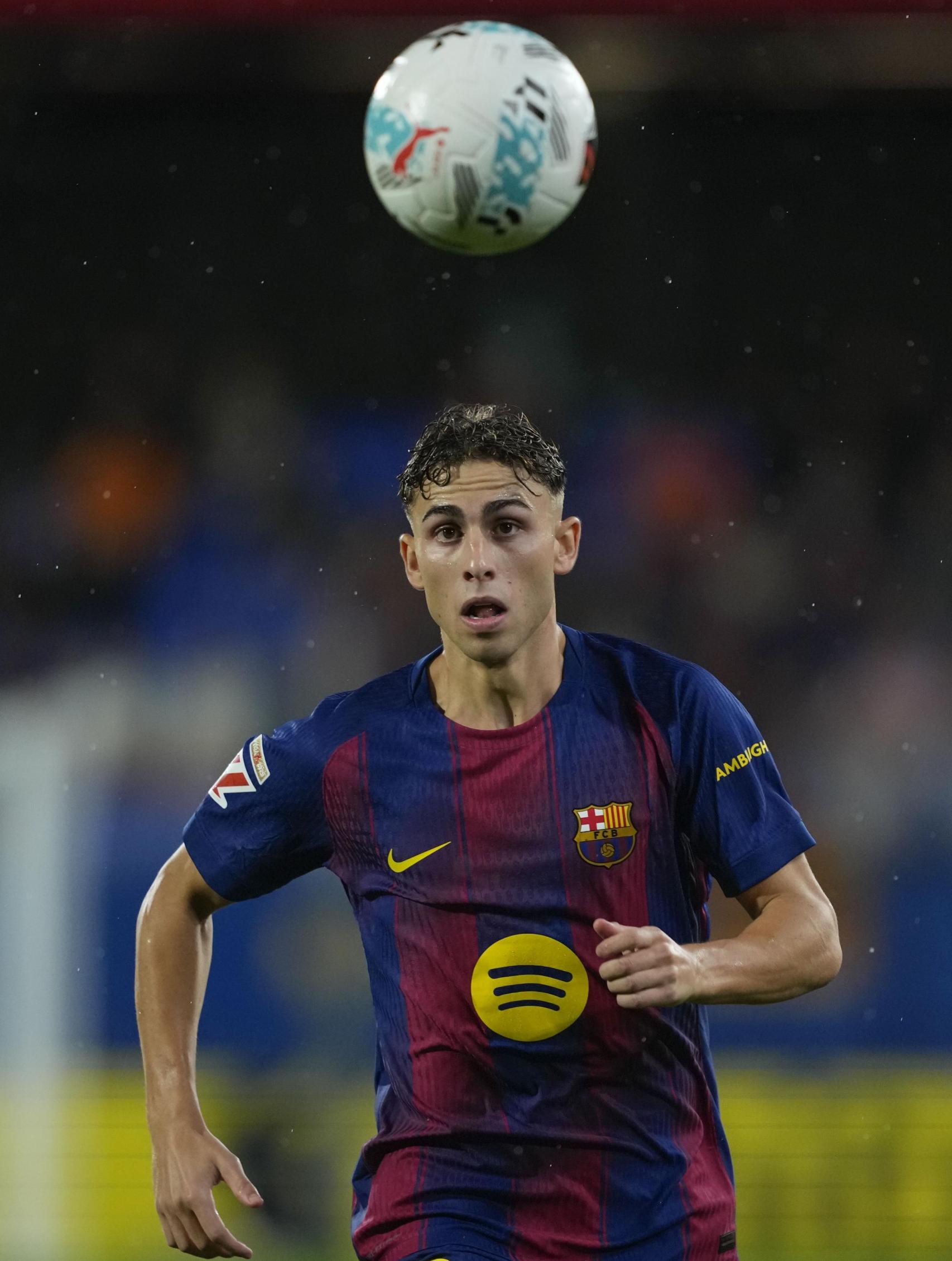 Fermín López persigue el balón durante el Barça-Getafe