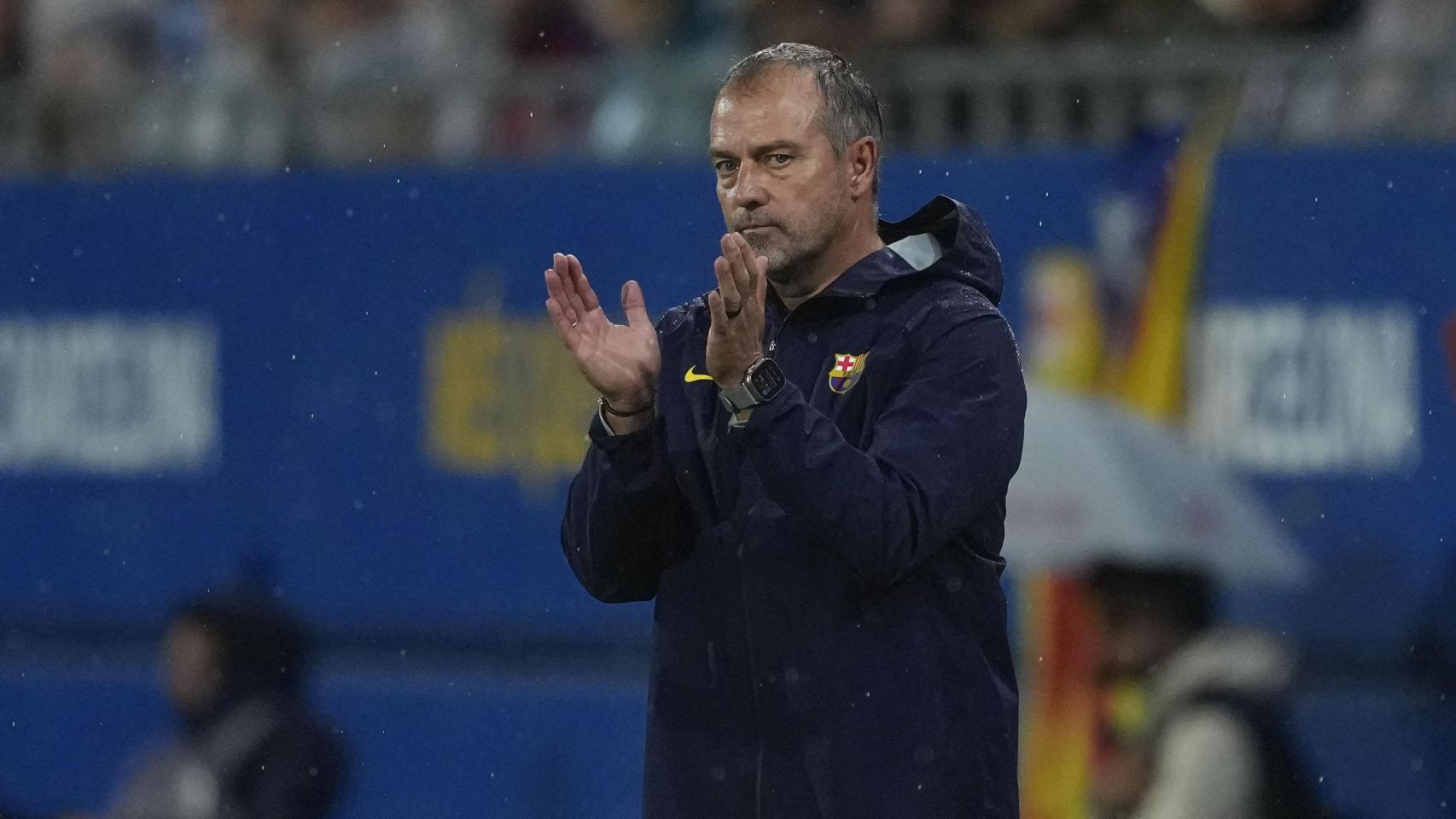 Hansi Flick, con el rostro serio bajo la lluvia durante el Barça-Getafe