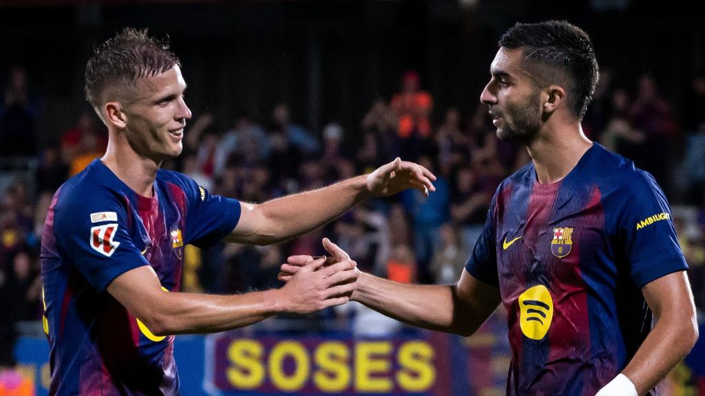 Dani Olmo y Ferran Torres celebran un gol del Barça contra el Getafe en el Estadi Johan Cruyff