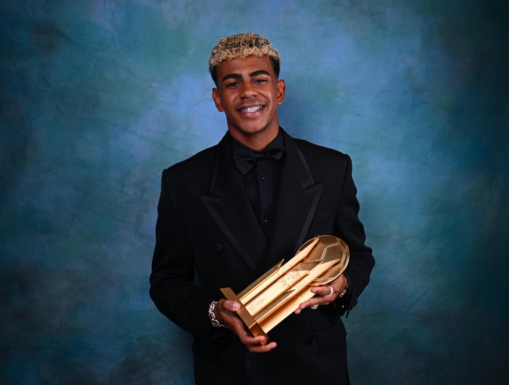 Lamine Yamal posa con el Trofeo Kopa 2025