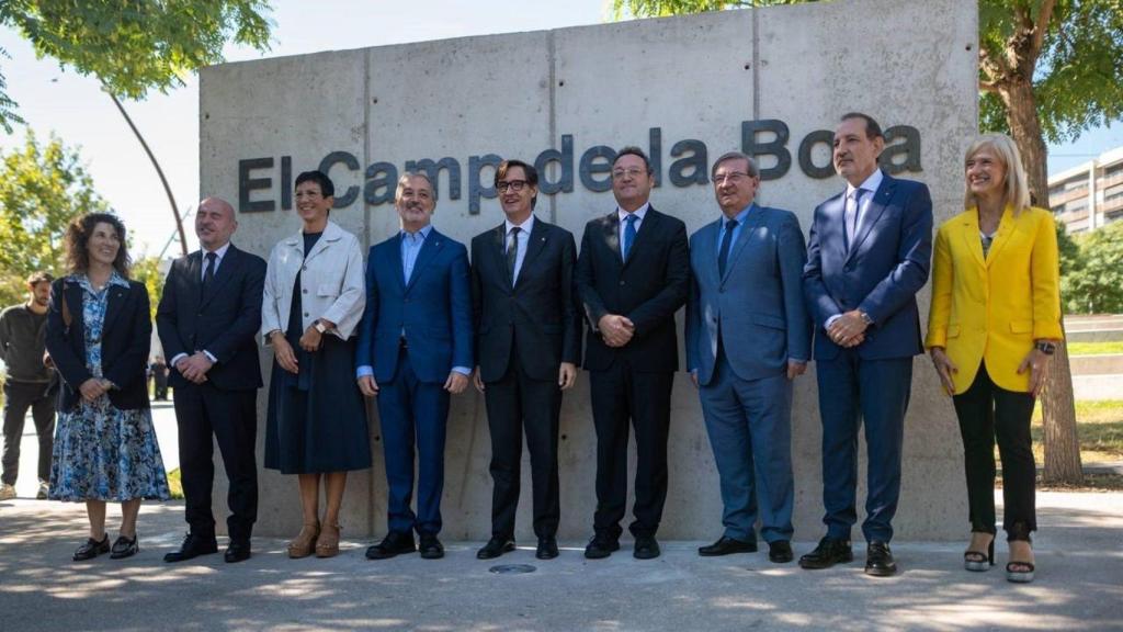 El presidente de la Generalitat, Salvador Illa, los alcaldes de Barcelona y Sant Adrià de Besòs, Jaume Collboni y Filo Cañete, y el secretario de Estado de Memoria, Fernando Martínez, en el acto de inauguración del Memorial del Camp de la Bota