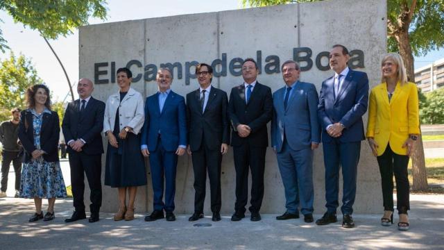 El presidente de la Generalitat, Salvador Illa, los alcaldes de Barcelona y Sant Adrià de Besòs, Jaume Collboni y Filo Cañete, y el secretario de Estado de Memoria, Fernando Martínez, en el acto de inauguración del Memorial del Camp de la Bota