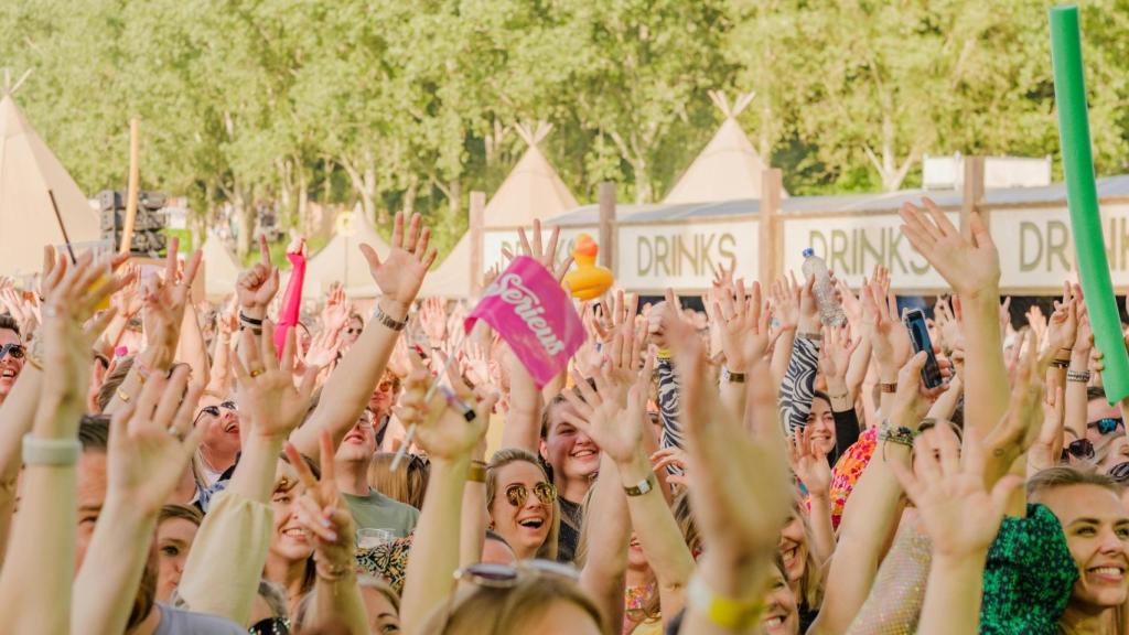 Personas en un concierto en una imagen de archivo