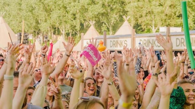 Personas en un concierto en una imagen de archivo