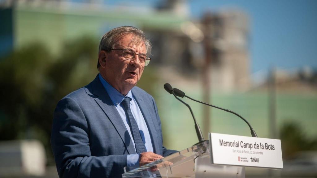 El secretario de Estado de Memoria Democrática del Gobierno, Fernando Martínez, en la inauguración del memorial por los fusilados del franquismo en el Campo de la Bota (Sant Adrià de Besòs, Barcelona)