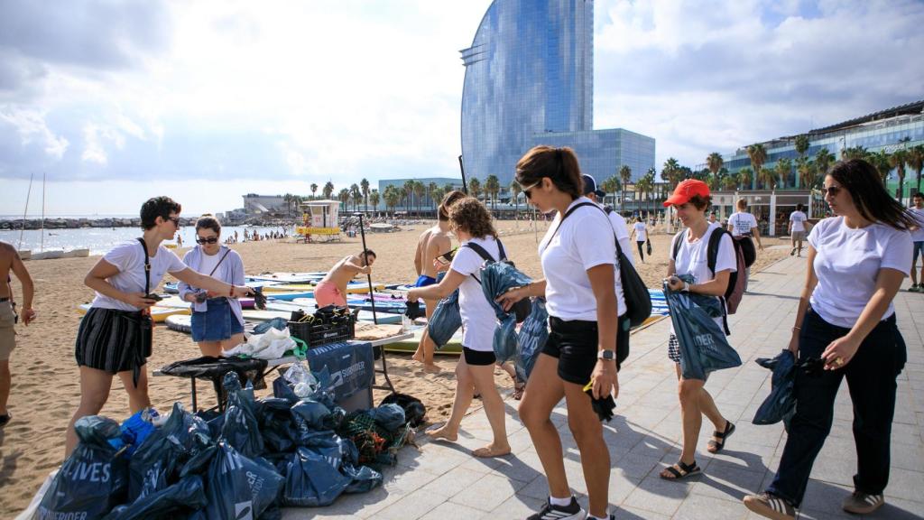 Voluntarios limpiando en la Barceloneta