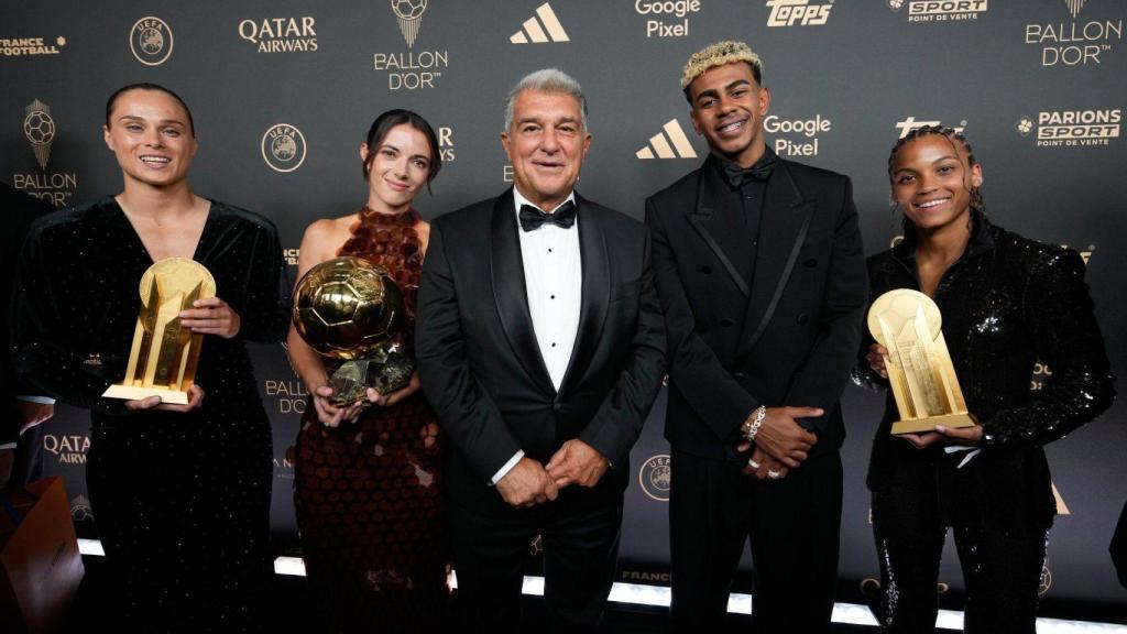 Joan Laporta posa con Ewa Pajor Aitana Bonmatí, Lamine Yamal y Vicky López en la gala del Balón de Oro 2025
