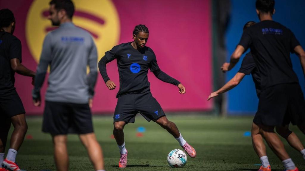 Alejandro Balde vuelve a los entrenamientos con el grupo