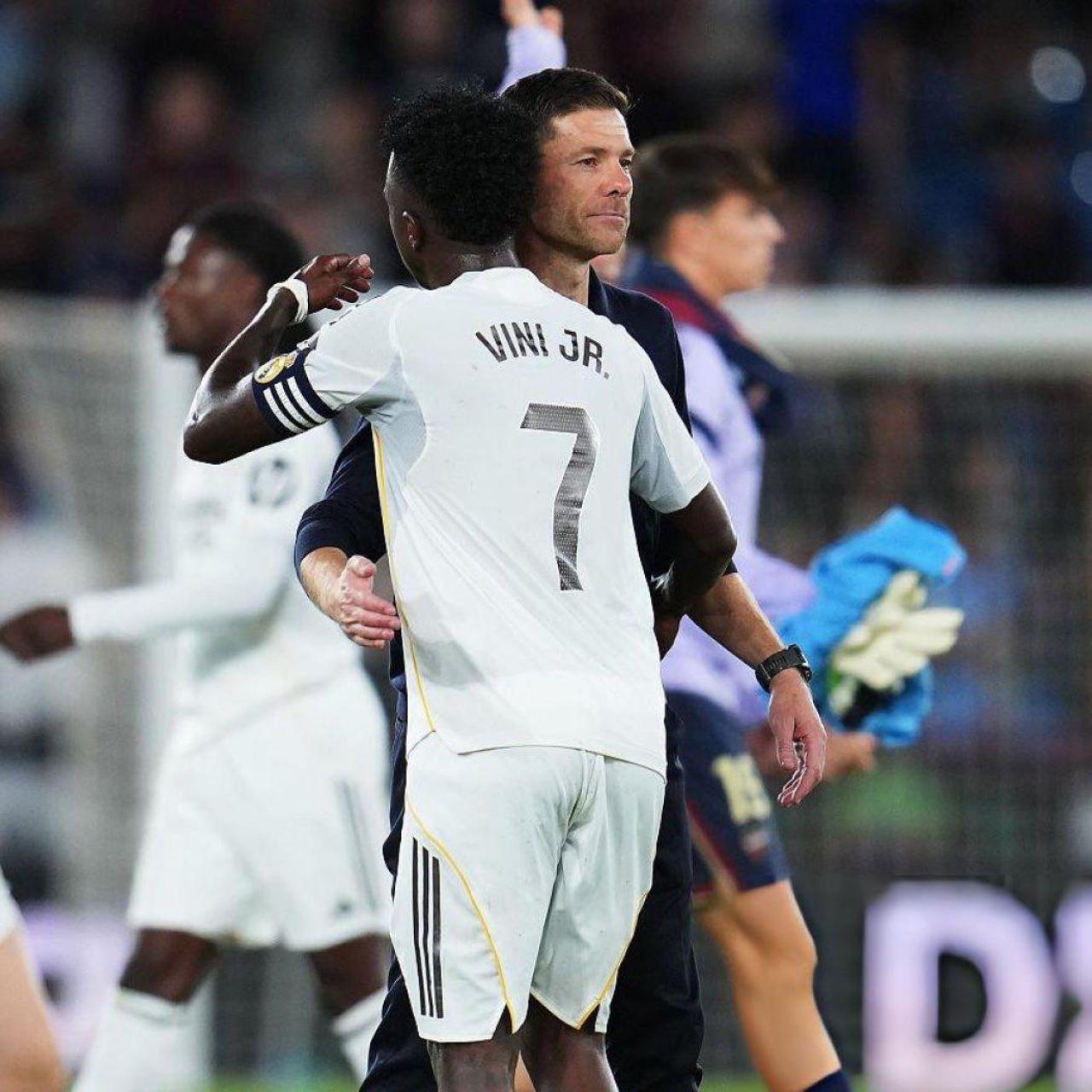 Vinicius Jr y Xabi Alonso se saludan después del choque del Real Madrid con el Levante