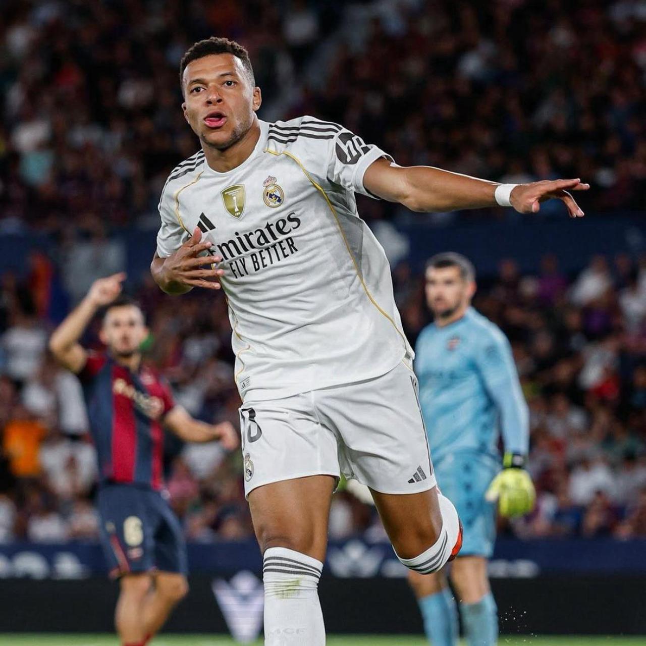Kylian Mbappé celebra su segundo gol contra el Levante