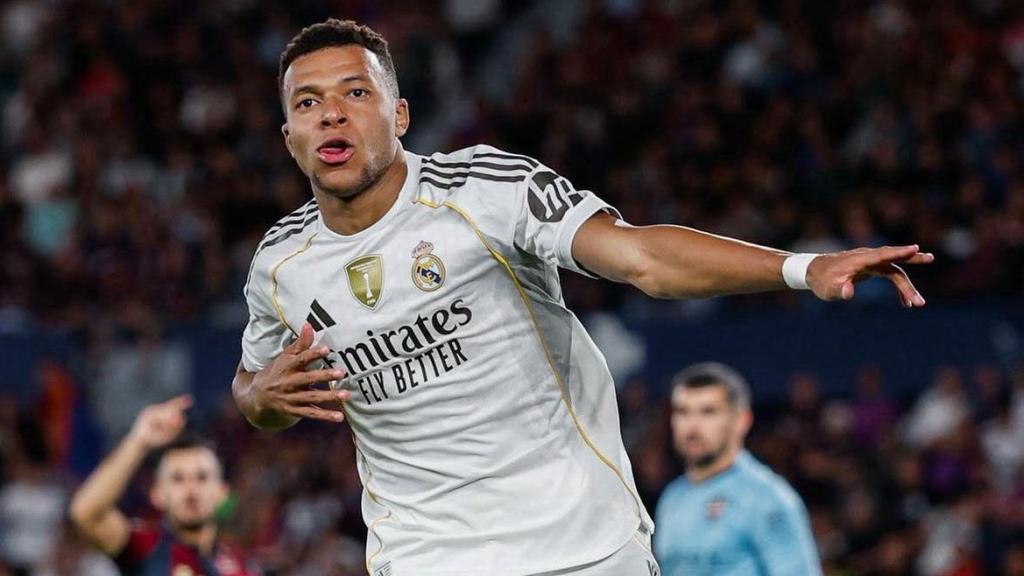 Kylian Mbappé celebra su segundo gol contra el Levante