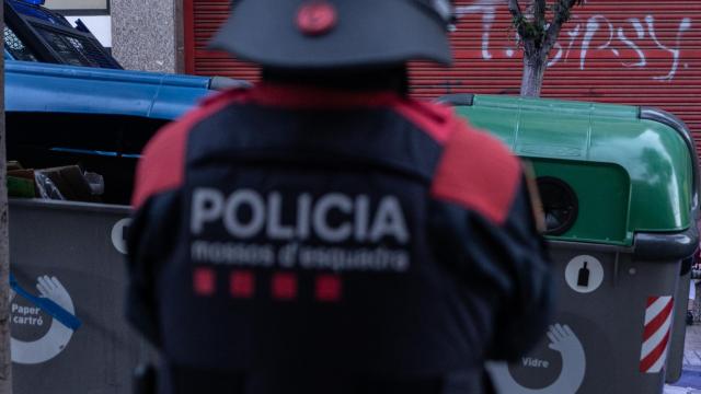 Un agente de ARRO de mossos durante un operativo