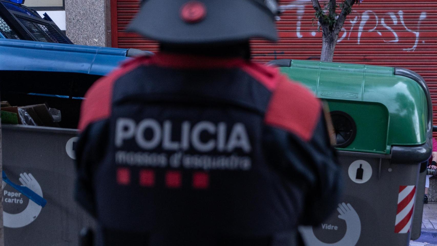 Un agente de ARRO de mossos durante un operativo