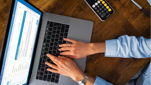 Calculadora y ordenador portátil