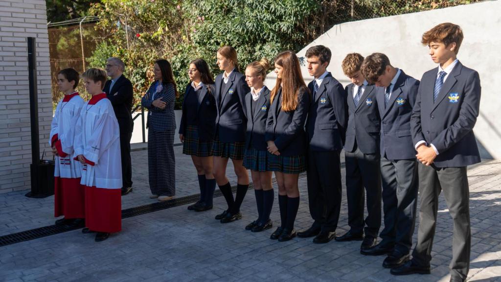 Un grup d'alumnes aten la inauguració del Highlands School