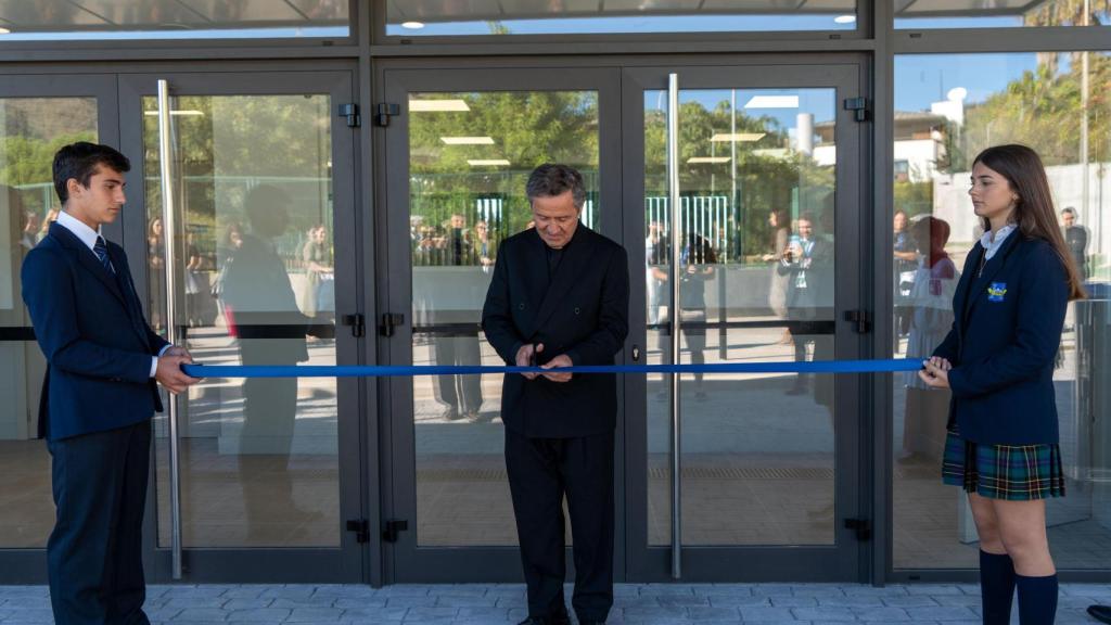 El director del colegi, el Pare Pedro Casteñera, inaugura el nou ala del Highlands School