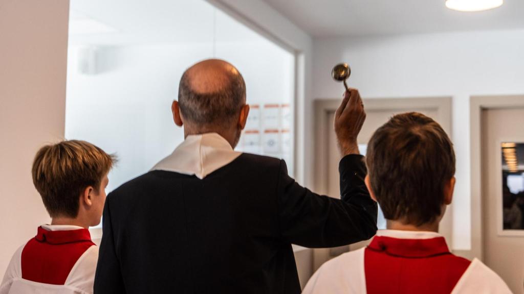 L'obisbe de la diòcesi de Sant Feliu de Llobregat, Xabier Gómez García, beneeix els nous espais del Highlands School