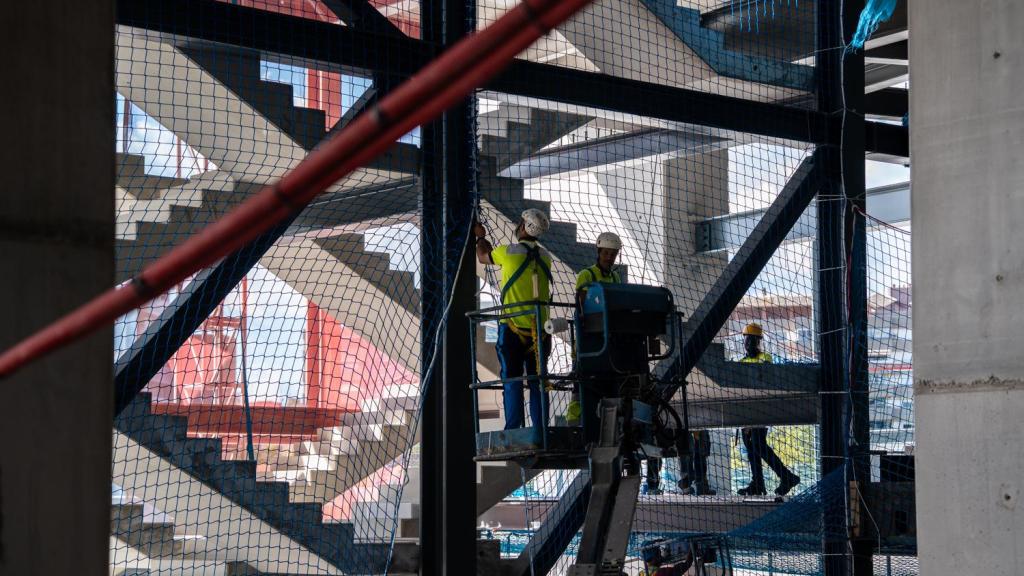Obreros trabajando en las obras del Camp Nou