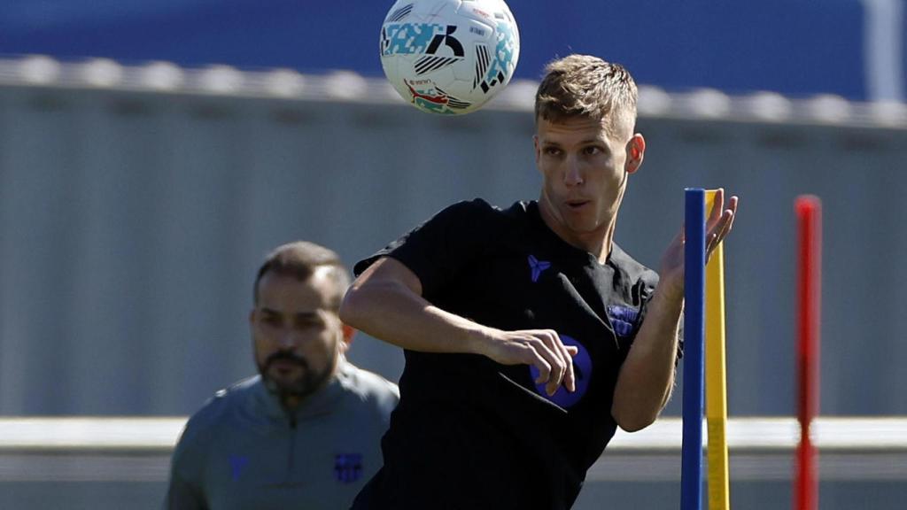 Dani Olmo se entrena en la Ciutat Esportiva, antes del Real Oviedo-Barça