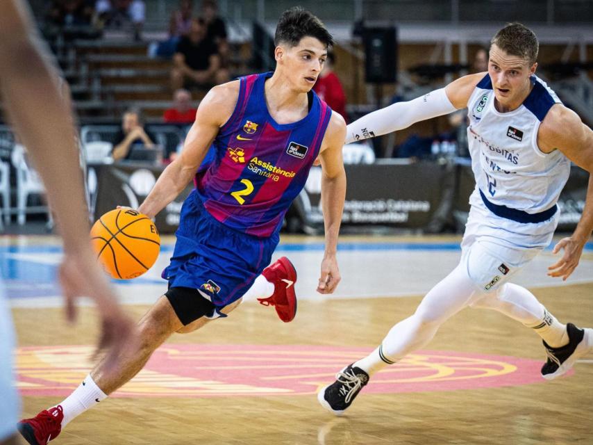 Juani Marcos bota el balón durante el Barça de basket-Joventut