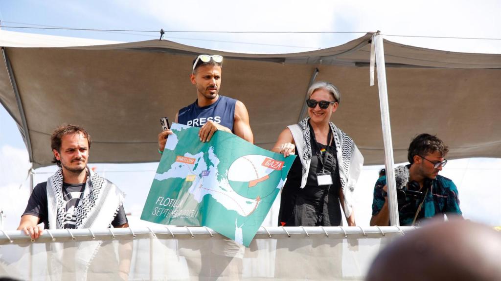 Colau durant l'adeu a la Global Sumud Flotilla al Port de Barcelona