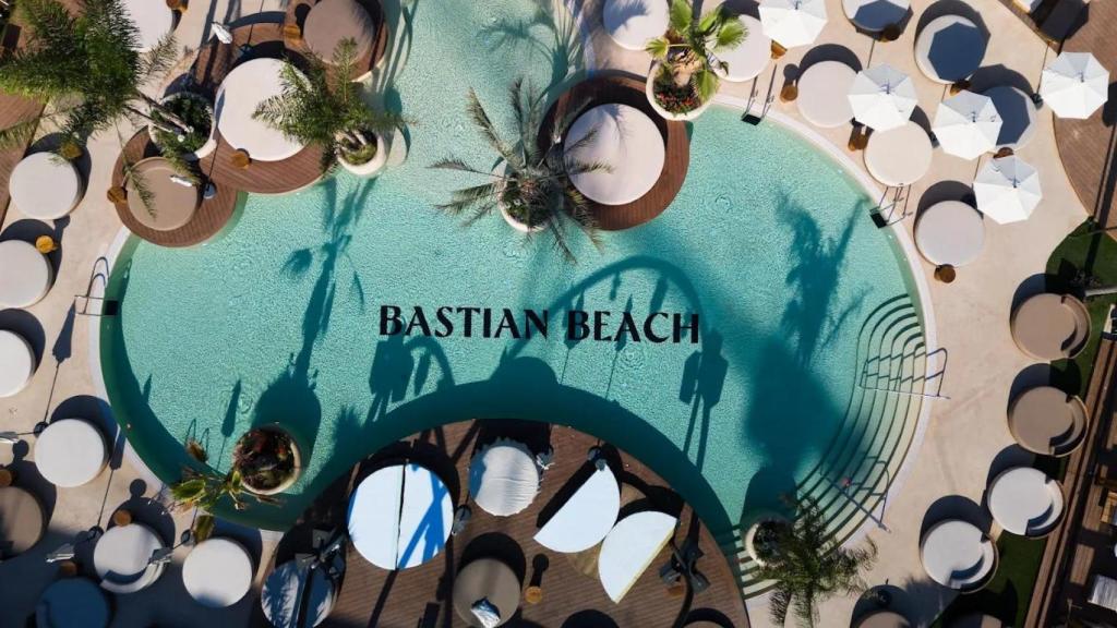 Vista aèria de la Pool Àrea de Bastian Beach, el primer ‘beach club’ de Barcelona