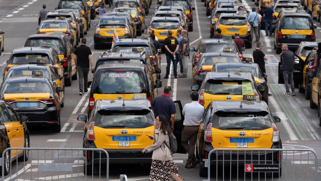 Marcha lenta de taxis convocada por Élite Taxi, en la plaza de España, a 28 de mayo de 2024, en Barcelona