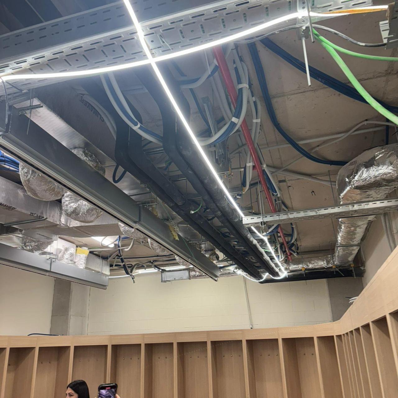 El techo de los vestuarios visitantes del Spotify Camp Nou en septiembre 2025