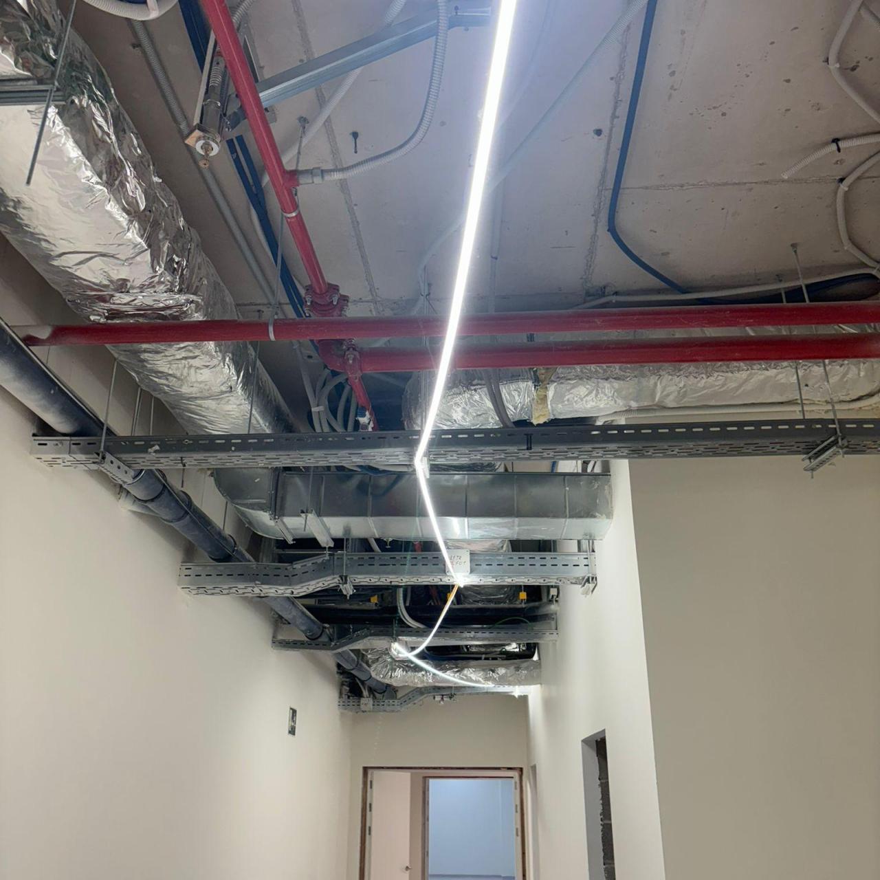 El techo de los vestuarios visitantes del Spotify Camp Nou en septiembre 2025