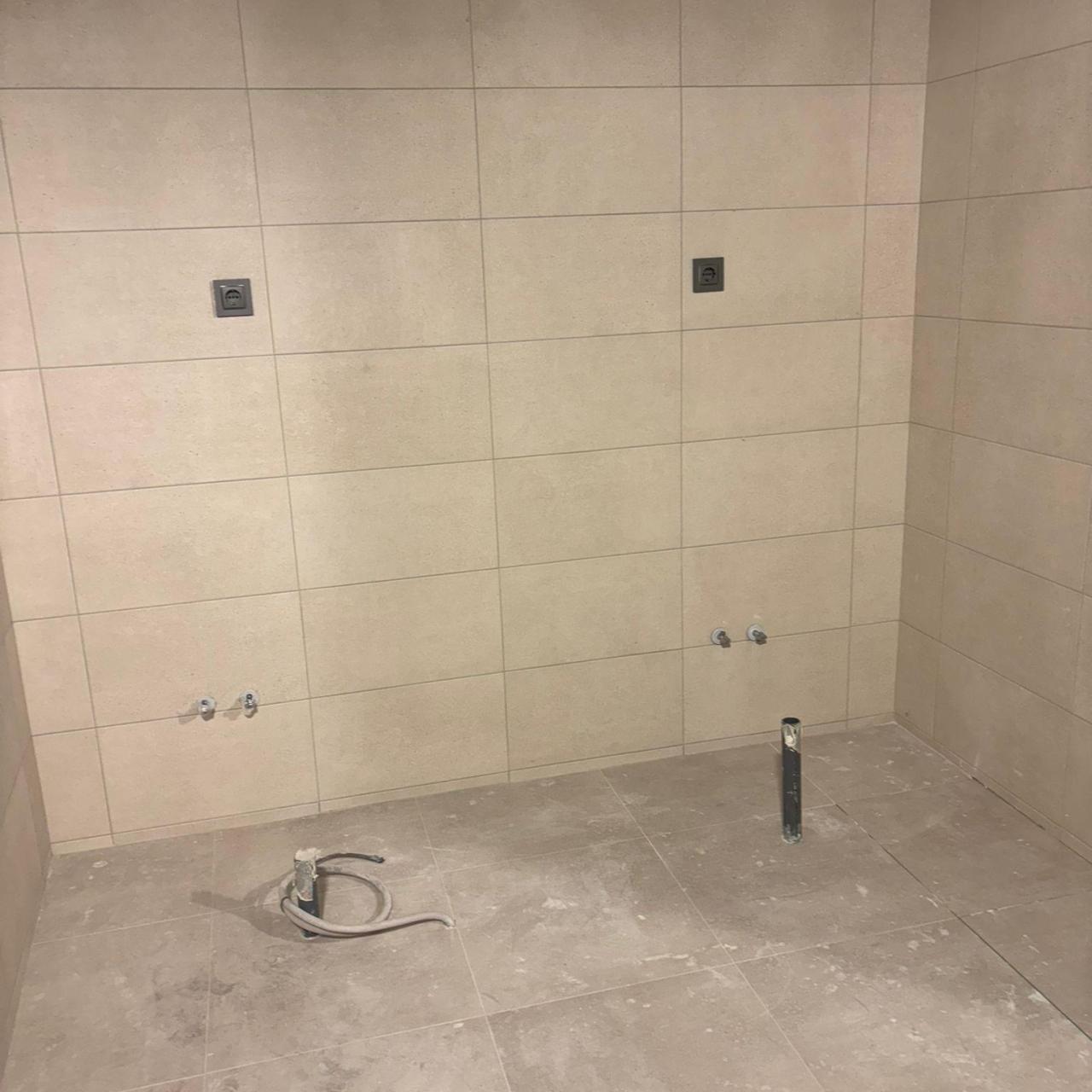 Las duchas de los vestuarios visitantes del Spotify Camp Nou en septiembre 2025