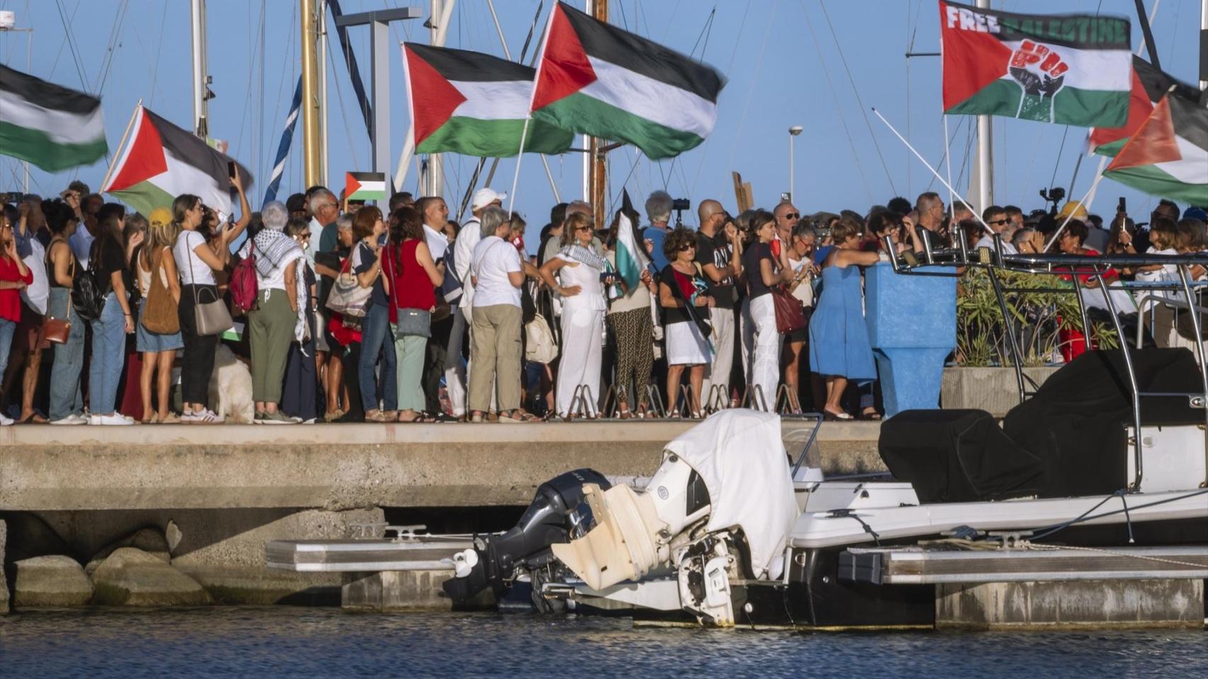 Una nave de la flotilla italiana de ayuda humanitaria dirigida a Gaza