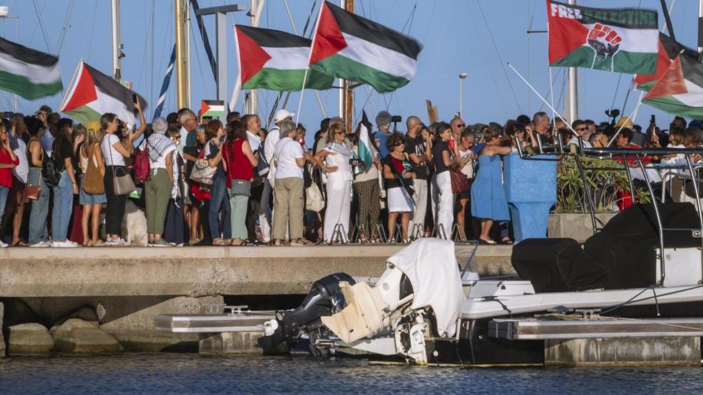 Una nave de la flotilla italiana de ayuda humanitaria dirigida a Gaza