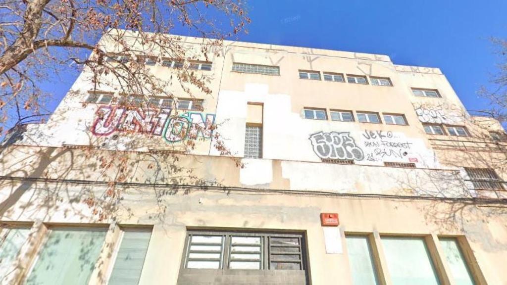 Fachada principal del edificio de la Fàbrica Germans Batlló