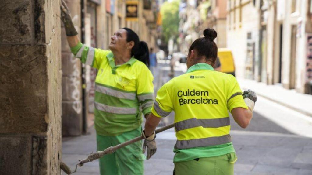 Imatge d'arxiu de dues treballadores de la neteja a Barcelona