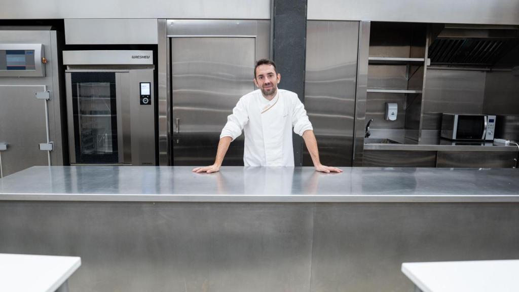 Adrián Ruiz, un professor de l'EPGB, a l'obrador de l'escola