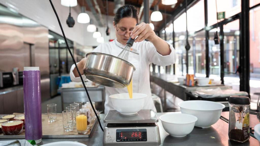 Una professora de l'EPGB treballant a l'obrador