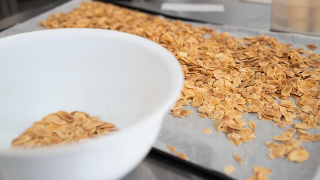 Llàmines d'ametlla torrada a l'obrador de l'EPGB