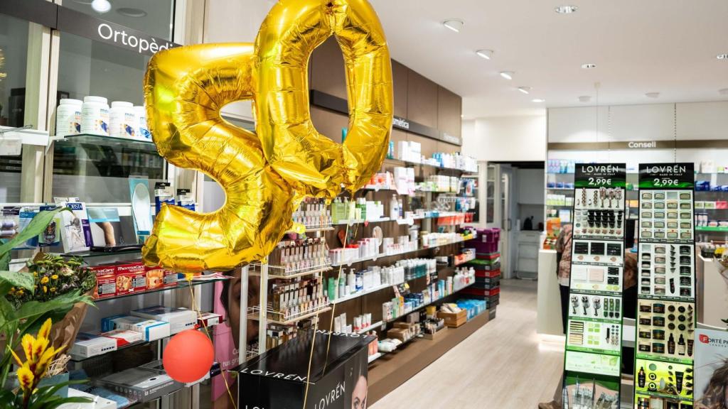 Globus del 50 aniversari de la farmàcia de Montse, a Can Calvet