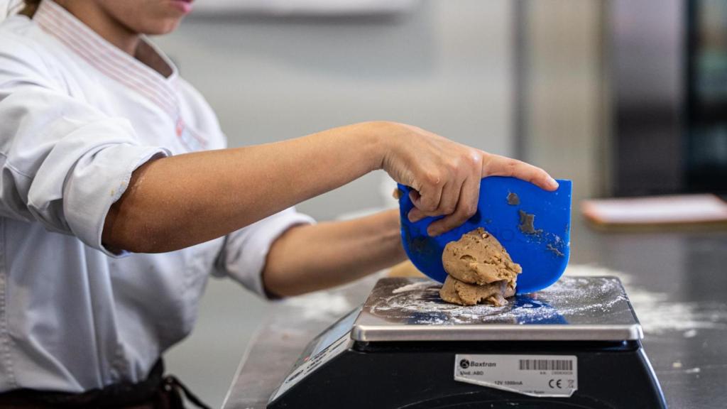 Una alumna de la EPGB prepara la masa para unas galletas en el aula de amasado