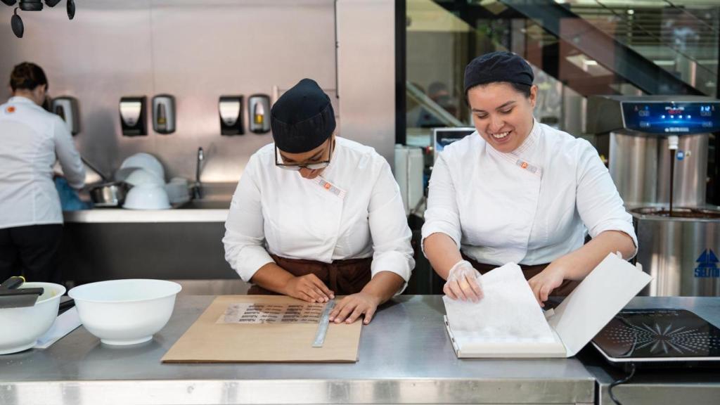 Dos alumnas de la Escuela de Pastelería del Gremio de Barcelona (EPGB) en el obrador