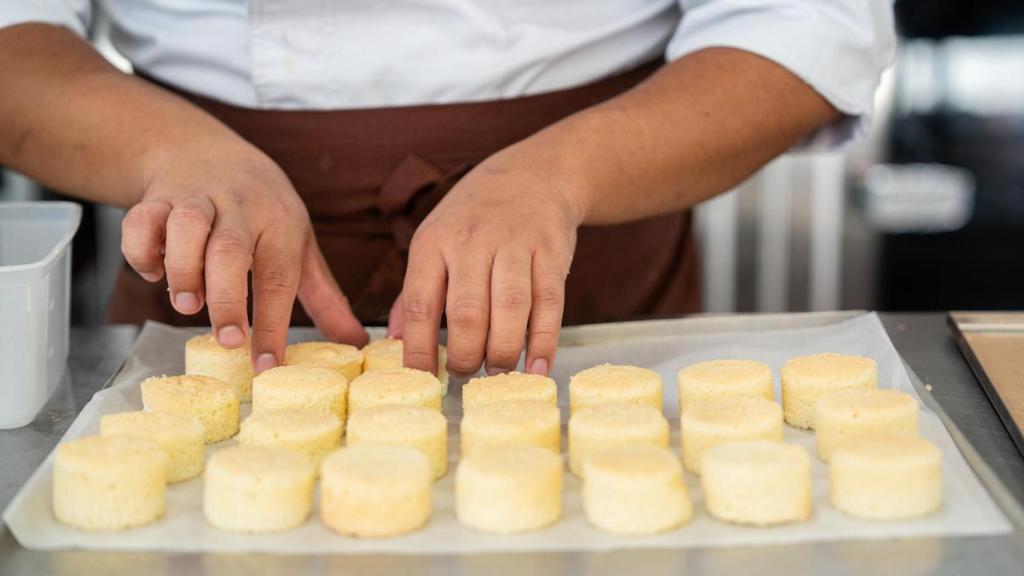 Un alumno de México prepara dulces en el obrador de la EPGB