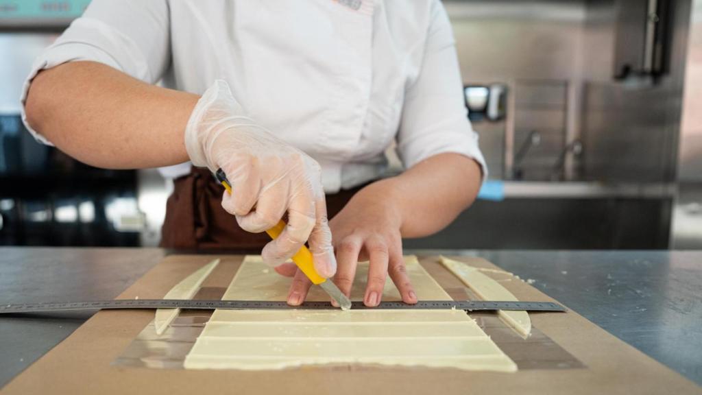 Una alumna trabaja con chocolate blanco en la EPGB