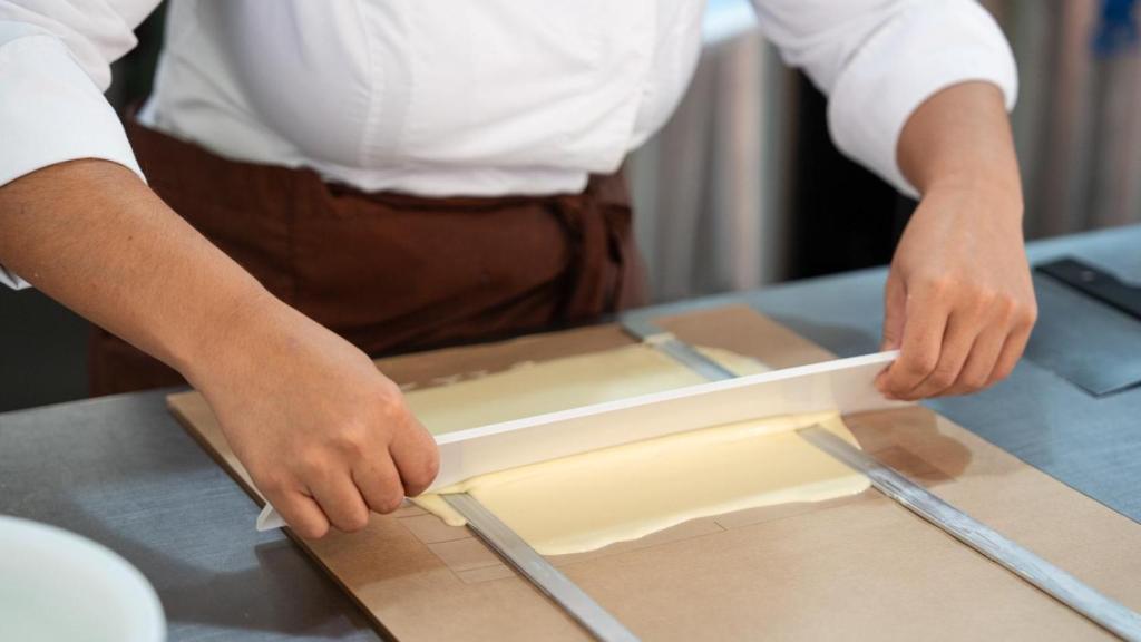 Una alumna trabaja con chocolate blanco en el obrador del EPGB