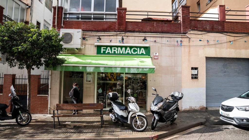 Exterior de la farmacia del barrio de Can Calvet que cumple 50 años