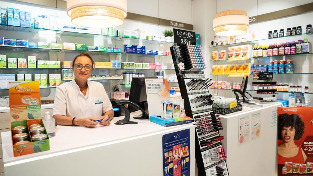 Montse en su farmacia de Can Calvet de Santa Coloma