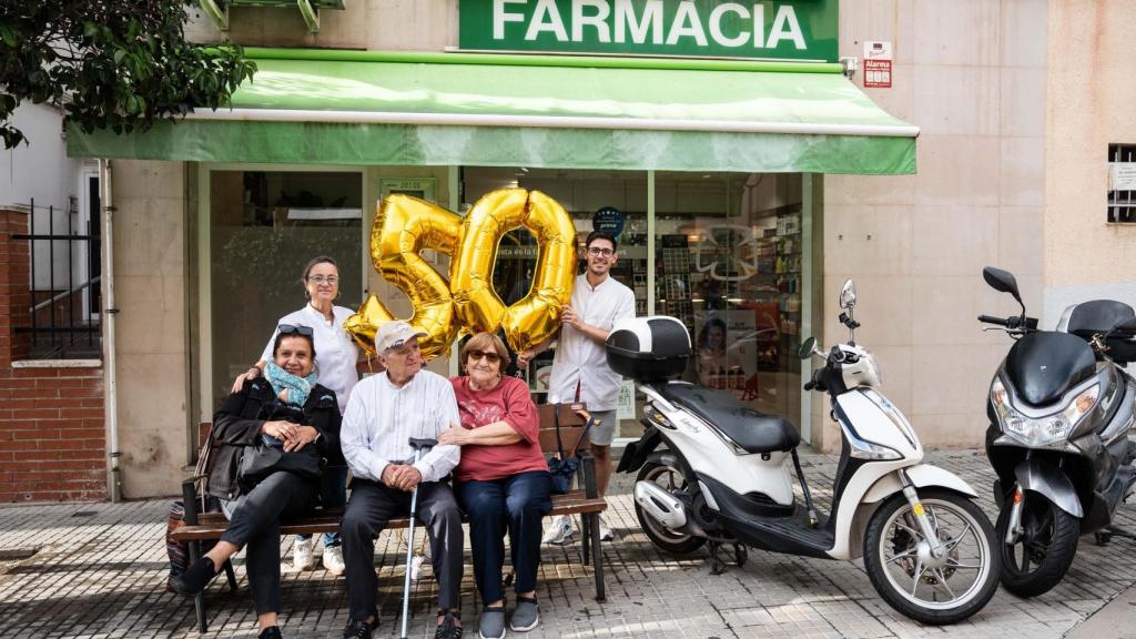 Montse y algunos de sus clientes de la farmacia de Can Calvet