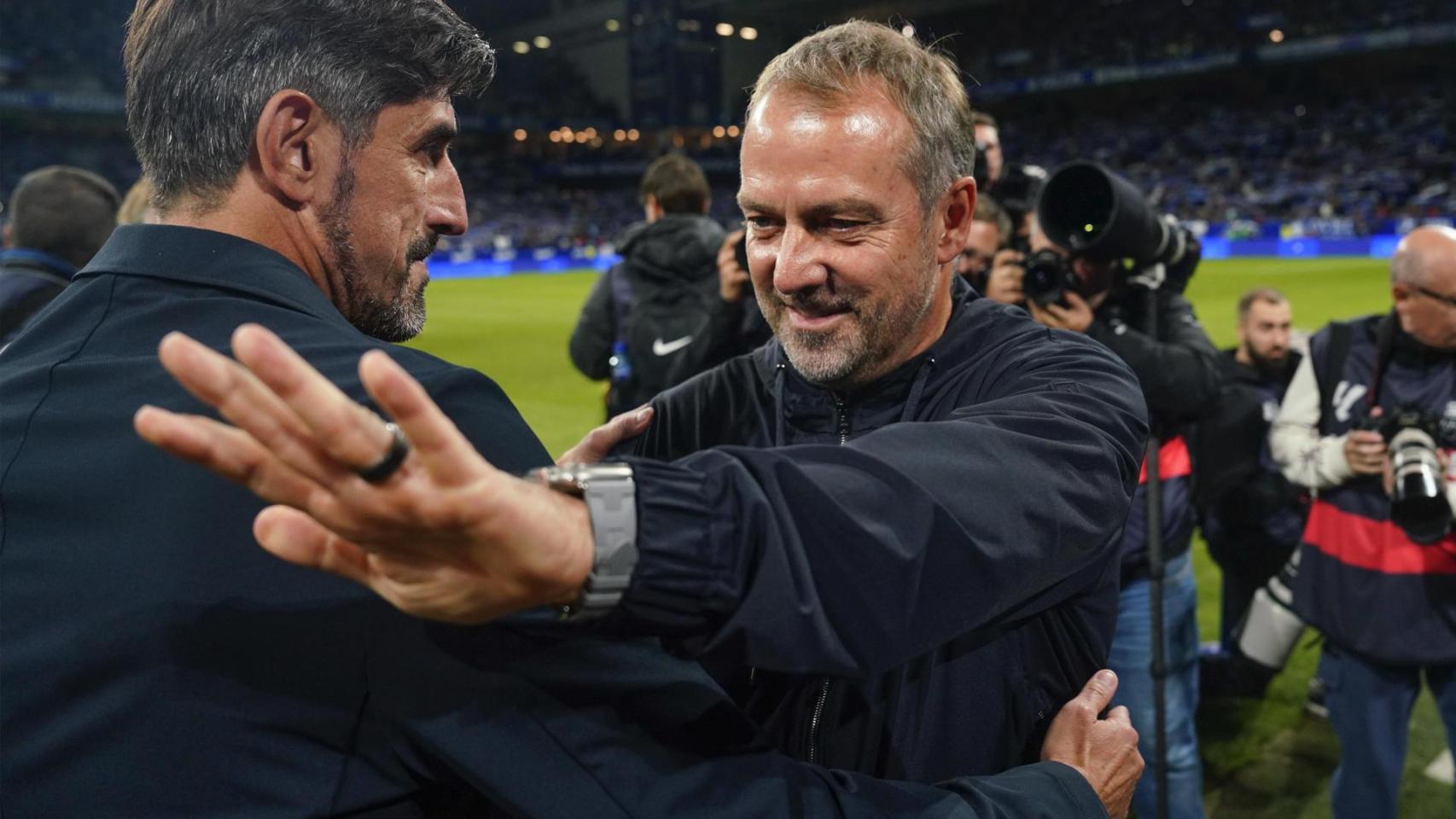 Hansi Flick saluda a Paunovic, entrenador del Oviedo