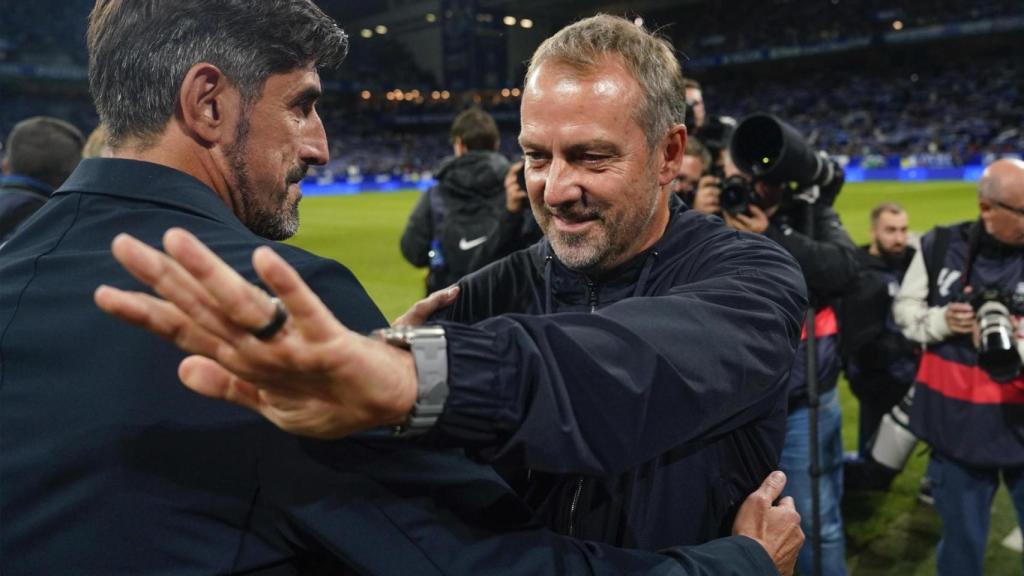 Hansi Flick saluda a Paunovic, entrenador del Oviedo