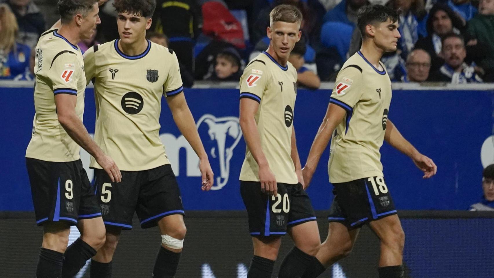 Los jugadores del Barça celebran el gol de Lewandowski